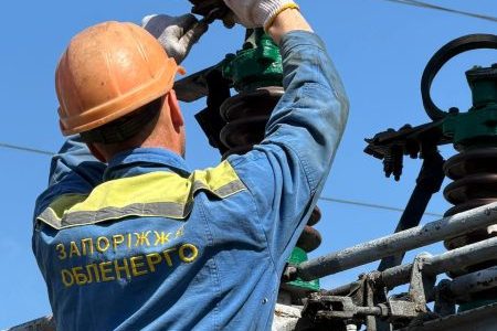«Усунули понад 30 пошкоджень мереж цими вихідними після прильотів, понад половина з них – в Запоріжжі. Сумарно по області заживлено понад 27 тисяч споживачів», – Андрій Стасевський «Усунули понад 30 пошкоджень мереж цими вихідними після прильотів, понад половина з них – в Запоріжжі. Сумарно по області заживлено понад 27 тисяч споживачів», – Андрій Стасевський