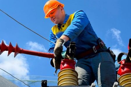 «Протягом вихідних відновлено електропостачання понад 25,3 тисяч споживачів, що були знеструмлені через обстріли, з них 9, 6 тисяч – в обласному центрі», – Андрій Стасевський